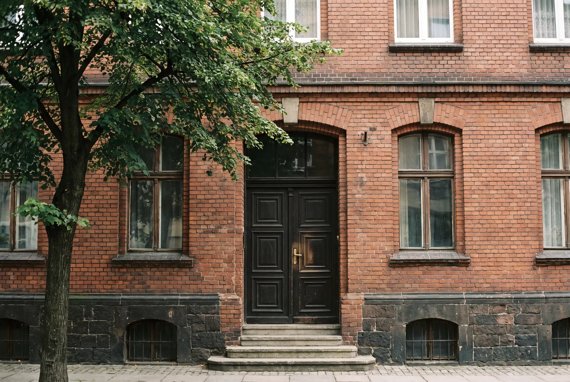 Wejście do kamienicy przy ul. Plebiscytowej 36