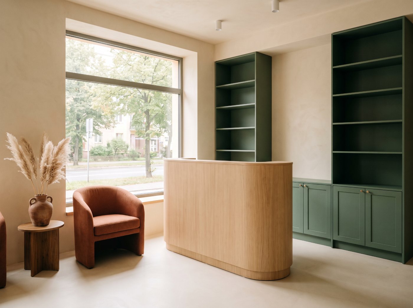 Recepcja kliniki w dziennym świetle — kadr 4:3