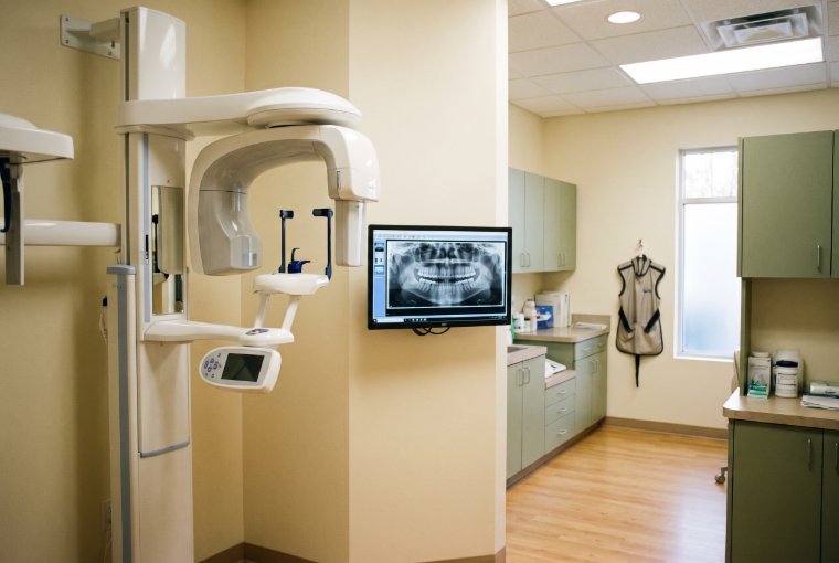Tomograf CBCT w dziennym świetle — 3:2